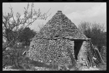 photographie - "Cabanon pointu" en pierres sèches, dans le village
