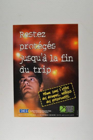 affiche - "Restez protégés jusqu'à la fin du trip"