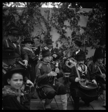 photographie - Musiciens de l'orchestre dans le parc municipal Falleray