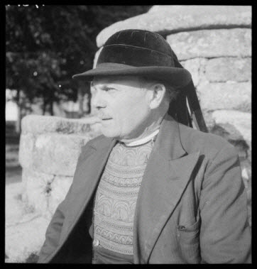 photographie - Monsieur Yann Douirin. Portrait du fabricant de binious. Costume bigouden, chapeau ou "tok", gilet brodé jaune et veston ordinaire
