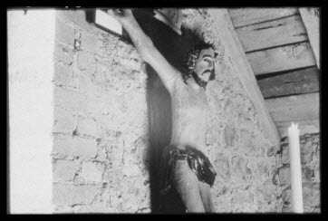 photographie - Statue de Christ en croix en bois polychrome