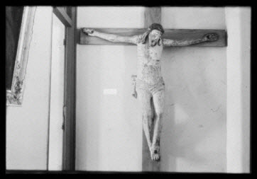 photographie - Statue de Christ en croix. Bois polychrome
