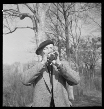 photographie - Domaine de Wideville. Monsieur Ernest Rèbre jouant de la conque pour appeler le cerf. Objet MNATP, collection 1954.32.1