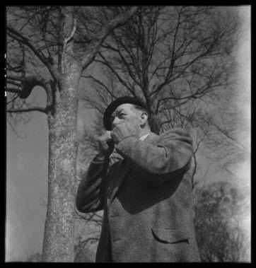 photographie - Domaine de Wideville. Monsieur Ernest Rèbre jouant de la feuille de lierre qui est un appeau de chasse pour l'autour