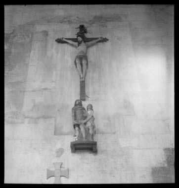 photographie - Église. Statues du Christ en Croix et de saint Roch en bois polychrome